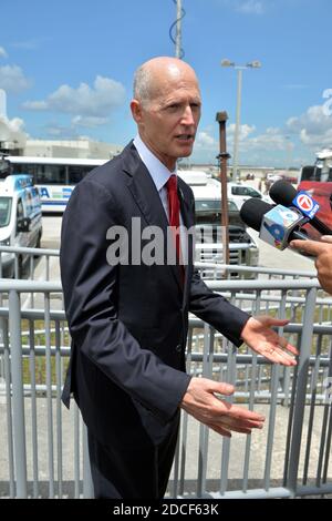 Miami, Vereinigte Staaten Von Amerika. Juni 2017. MIAMI, FL - FEBRUAR 25: Florida Gouverneur Rick Scott begrüßt US-Präsident Barack Obama auf Air Force One mit einer Florida Marlins Kappe auf Miami International Airport am 25. Februar 2015 in Miami, Florida Menschen: Florida Gouverneur Rick Scott Kredit: Storms Media Group / Alamy Live News Stockfoto