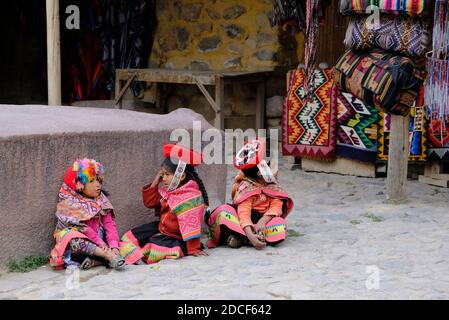 Peru Sacred Valley Ollantaytambo - Ollantaytambo Kinder in traditioneller Kleidung Stockfoto