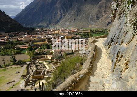 Peru Sacred Valley Ollantaytambo - Blick von Ollantaytambo Ruinen zu Ollantaytambo Dorf Stockfoto