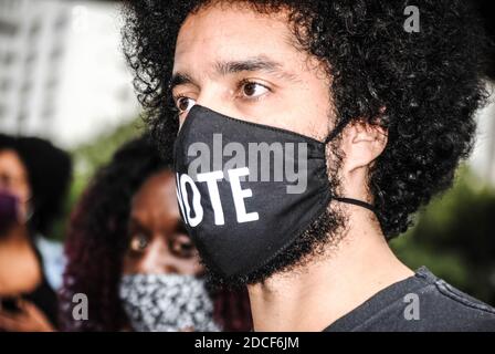 Sao Paulo, Sao Paulo, Brasilien. November 2020. (INT) Black Awareness Day mit Protest gegen die Tötung eines Schwarzen Mannes. 20. November 2020, Sao Paulo, Brasilien: Die Feierlichkeiten zum Tag des schwarzen Bewusstseins, die im MASP (Museum) begannen und die Demonstrationen endeten mit der Zerstörung des Pamplona Carrefour Supermarkts durch Demonstranten, einen Tag nach dem Tod von Joao Alberto, der feige im Carrefour Franchise in Porto Alegre, einer anderen Stadt Brasiliens, ermordet wurde.Quelle: Adeleke Anthony Fote/Thenews2 Quelle: Adeleke Anthony Fote/TheNEWS2/ZUMA Wire/Alamy Live News Stockfoto