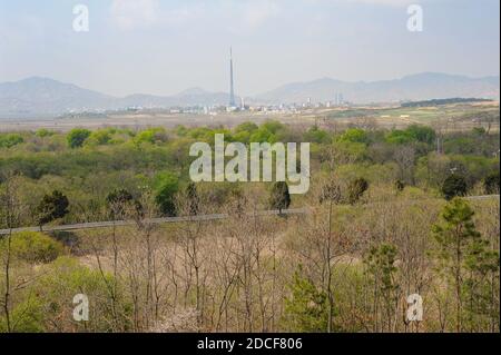 02.05.2013, Panmunjom, Korea, Asien - Blick von der südkoreanischen Seite auf das nordkoreanische Propagandadorf Kijong-dong und den Fahnenmast. Stockfoto