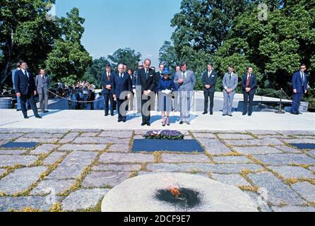 Präsident Valéry Giscard d'Estaing von Frankreich, steht am Grab des verstorbenen US-Präsidenten John F. Kennedy mit Frau Rose Kennedy und US-Senator Edward M. Kennedy (Demokrat von Massachusetts) auf dem Arlington National Cemetery in Arlington, Virginia am 17. Mai 1976. Quelle: Barry Soorenko / CNP /MediaPunch Stockfoto