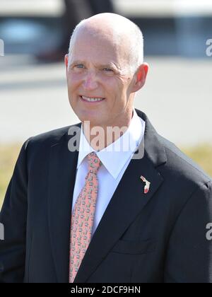 MIAMI, FL - FEBRUAR 25: Florida Gouverneur Rick Scott begrüßt US-Präsident Barack Obama auf Air Force One mit einer Florida Marlins Kappe auf Miami International Airport am 25. Februar 2015 in Miami, Florida Menschen: Florida Gouverneur Rick Scott Kredit: Hoo-Me / MediaPunch Stockfoto