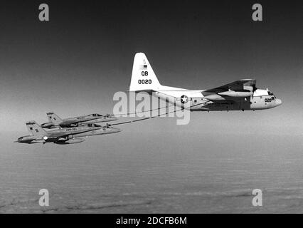 KC-130R VMGR-352 Betankung VMFA-323 F-18As 1986. Stockfoto