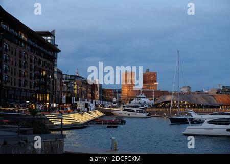 Stadt trifft auf das Meer Stockfoto