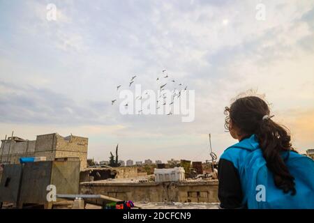 Idlib, Syrien. November 2020. Fatima Ahmad Mostafa, ein 9-jähriges syrisches Mädchen, wurde bei einem Bombenanschlag in ihrem Dorf verletzt, wodurch ihr Bein komplett amputiert wurde. Heute geht Fatima Ahmad Mostafa drei Meilen auf einem Fuß mit Hilfe ihrer Krücken zur Schule. Fatima lebt mit ihrer Familie in einem zerstörten Gebäude am Stadtrand von Idlib, nachdem sie aufgrund der Bombardierungen der Assad-Regierung aus ihrem Dorf vertrieben wurden. Kredit: SOPA Images Limited/Alamy Live Nachrichten Stockfoto