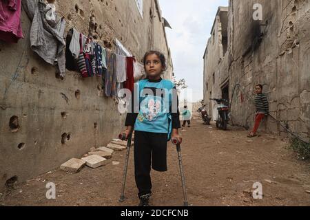 Idlib, Syrien. November 2020. Fatima Ahmad Mostafa, ein 9-jähriges syrisches Mädchen, wurde bei einem Bombenanschlag in ihrem Dorf verletzt, wodurch ihr Bein komplett amputiert wurde. Heute geht Fatima Ahmad Mostafa drei Meilen auf einem Fuß mit Hilfe ihrer Krücken zur Schule. Fatima lebt mit ihrer Familie in einem zerstörten Gebäude am Stadtrand von Idlib, nachdem sie aufgrund der Bombardierungen der Assad-Regierung aus ihrem Dorf vertrieben wurden. Kredit: SOPA Images Limited/Alamy Live Nachrichten Stockfoto