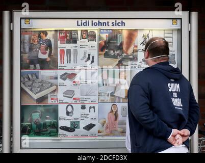 Essen, Deutschland. November 2020. Der Kunde einer Lidl-Filiale erhält Informationen über die Sonderangebote auf einer Werbetafel. Im Lebensmittelhandel gibt es nach einer koronabezogenen Möwe wieder weitere Sonderangebote. Quelle: Roland Weihrauch/dpa/Alamy Live News Stockfoto