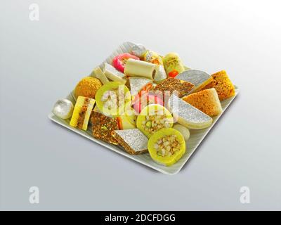 Indische Süßigkeiten auf einem Teller gehören Gulab Jamun, Rasgulla, kaju katli, morichoor / Bundi Laddu, Gujiya oder Karanji für diwali Feier I, Mix Mithai, Stockfoto