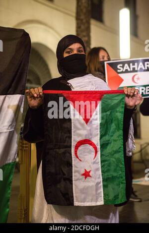 Barcelona, Spanien. November 2020. Ein Protestler hält während der Demonstration eine Flagge der Polisario Front. Städte in ganz Katalonien haben sich für das Selbstbestimmungsrecht in der Westsahara ausgesprochen und die Verletzung der Waffenstillstandsabkommen von 1991 am vergangenen Freitag verurteilt, die die Wiederaufnahme des bewaffneten Konflikts zwischen der marokkanischen Armee und der Front Polisario ausgelöst hat. Kredit: SOPA Images Limited/Alamy Live Nachrichten Stockfoto