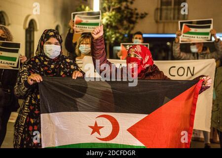 Barcelona, Spanien. November 2020. Demonstranten mit Gesichtsmasken halten während der Demonstration eine Flagge der Polisario Front. Städte in ganz Katalonien haben sich für das Selbstbestimmungsrecht in der Westsahara ausgesprochen und die Verletzung der Waffenstillstandsabkommen von 1991 am vergangenen Freitag verurteilt, die die Wiederaufnahme des bewaffneten Konflikts zwischen der marokkanischen Armee und der Front Polisario ausgelöst hat. Kredit: SOPA Images Limited/Alamy Live Nachrichten Stockfoto