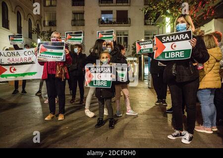 Barcelona, Spanien. November 2020. Demonstranten mit Gesichtsmasken halten während der Demonstration Plakate. Städte in ganz Katalonien haben sich für das Selbstbestimmungsrecht in der Westsahara ausgesprochen und die Verletzung der Waffenstillstandsabkommen von 1991 am vergangenen Freitag verurteilt, die die Wiederaufnahme des bewaffneten Konflikts zwischen der marokkanischen Armee und der Front Polisario ausgelöst hat. Kredit: SOPA Images Limited/Alamy Live Nachrichten Stockfoto