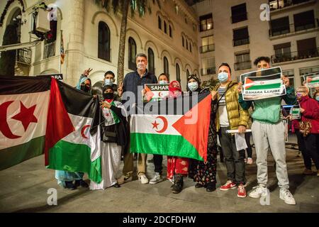 Barcelona, Spanien. November 2020. Xavier García Albiol, Bürgermeister der Stadt Badalona, nimmt an der Demonstration Teil.Städte in ganz Katalonien haben sich für das Recht auf Selbstbestimmung in der Westsahara ausgesprochen und die Verletzung der Waffenstillstandsabkommen von 1991 am vergangenen Freitag angeprangert. Was die Wiederaufnahme des bewaffneten Konflikts zwischen der marokkanischen Armee und der Polisario-Front ausgelöst hat. Kredit: SOPA Images Limited/Alamy Live Nachrichten Stockfoto