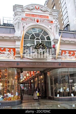 London, Großbritannien. November 2020. Kunstvoller Eingang zur Royal Arcade.die älteste Royal Arcade in der Old Bond Street ist eine historische viktorianische Einkaufspassage. Dekoriert für Weihnachten, obwohl die Geschäfte derzeit wegen der Covid-19 Lockdown geschlossen sind. Kredit: SOPA Images Limited/Alamy Live Nachrichten Stockfoto