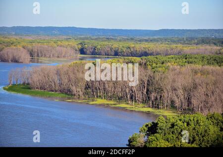 Savanna, Illinois, USA. Eine malerische Aussicht auf den Mississippi River und sein Netz von Kanälen und Inseln, von oben gesehen von den Klippen entlang des Flusses. Stockfoto