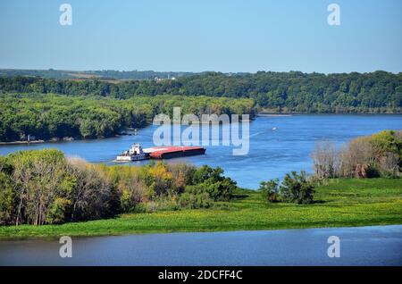 Savanna, Illinois, USA. Schlepper schiebt vier Bargen den Mississippi River in Savanna, Illinois. Der Binnenschiffsverkehr auf und ab den Mississippi ist aktiv Stockfoto