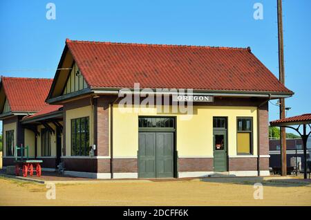 Oregon, Illinois, USA. Historisches Eisenbahndepot in Oregon, Illinois, wurde der ehemalige Bahnhof von der Chicago, Burlington & Quincy Railroad gebaut. Stockfoto