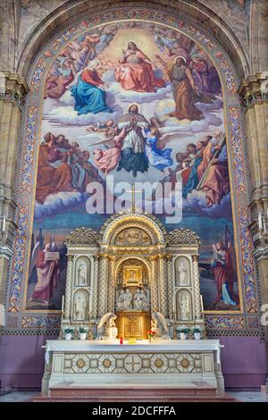 WIEN, AUSTIRA - 22. OKTOBER 2020: Hauptaltar und Fresko Jesu und Apotheose des heiligen Johannes Nepomuk in St. Johannes dem Nepomuk. Stockfoto