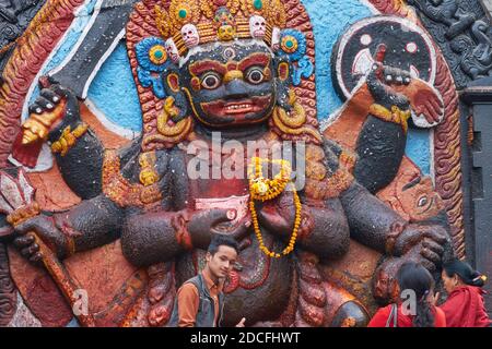 Figur von Kala Bhairava (Kala Bhairav), einer erbitterten Shaiviten Gottheit, einer Form von gott Shiva, verehrt von nepalesischen Hindus; Durbar Square, Kathmandu, Nepal Stockfoto