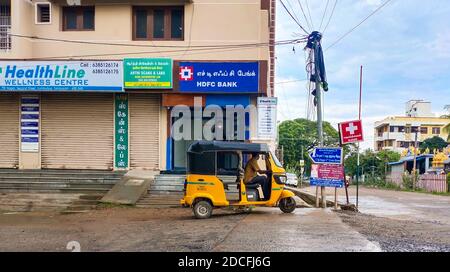 Chennai, Indien - ‎14‎ Juli ‎2020: Männer kommen aus HDFC ATM und Auto-Fahrer warten außerhalb des ATM für ihn abholen & Drop.Safety Geld abheben Stockfoto