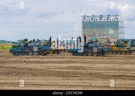 ALABINO, RUSSLAND - 27. AUGUST 2020: Teilnehmer am Tanklager-Biathlon-Wettbewerb nach Abschluss des Einzelrennens. Internationale Armeespiele Stockfoto