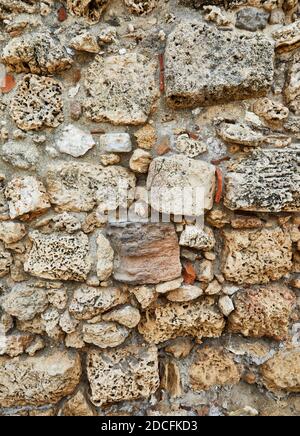 Hintergrund der Steinmauer des Schlosses aus Steinen in verschiedenen Formen und Größen und Texturen. Stockfoto