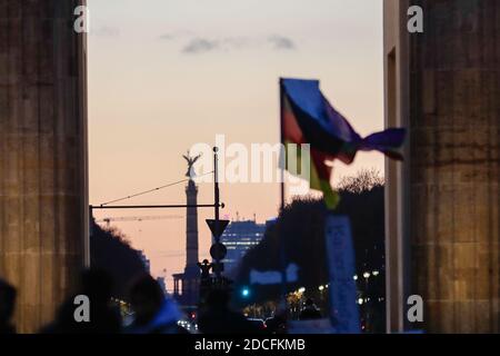 Berlin, Deutschland. November 2020. Im Vordergrund winkt eine deutsche Flagge, im Hintergrund die Siegessäule. Quelle: Gerald Matzka/dpa-Zentralbild/ZB/dpa/Alamy Live News Stockfoto