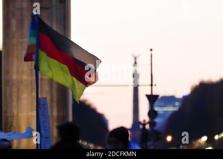 Berlin, Deutschland. November 2020. Im Vordergrund winkt eine deutsche Flagge, im Hintergrund die Siegessäule. Quelle: Gerald Matzka/dpa-Zentralbild/ZB/dpa/Alamy Live News Stockfoto