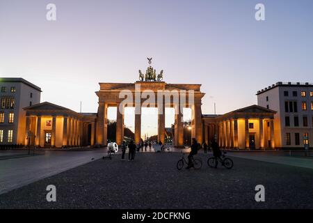 Berlin, Deutschland. November 2020. Blick auf das Brandenburger Tor vom Pariser Platz am Abend. Quelle: Gerald Matzka/dpa-Zentralbild/ZB/dpa/Alamy Live News Stockfoto