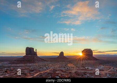 Wunderschöner Sonnenaufgang über den Buttes of Monument Valley, Utah, USA Stockfoto