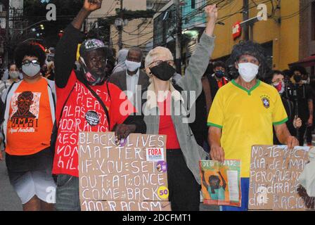 Sao Paulo, Brasilien. November 2020. Die Feierlichkeiten zum Tag des schwarzen Bewusstseins, die im MASP (Museum) begannen, und die Demonstrationen endeten mit der Zerstörung des Pamplona Carrefour Supermarkts durch Demonstranten, einen Tag nach dem Tod von Joao Alberto, der feige im Carrefour Franchise in Porto Alegre, einer anderen Stadt Brasiliens, ermordet wurde. Quelle: Adeleke Anthony Fote/TheNEWS2/ZUMA Wire/Alamy Live News Stockfoto