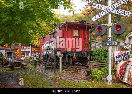 Red Caboose Unterkunft in Black Bear Creek Antiquitäten in der Nähe von Lake Burton in Clayton, Georgia. (SA) Stockfoto