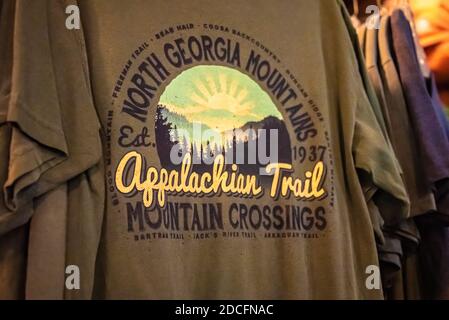 Appalachian Trail / North Georgia Mountains T-Shirts bei Mountain Crossings auf dem Appalachian Trail bei Neels Gap in Blairsville, Georgia. (USA) Stockfoto