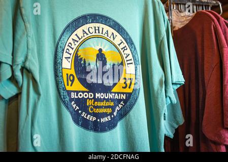 Appalachian Trail / Blood Mountain T-Shirts bei Mountain Crossings in Walasi-yi auf dem Appalachian Trail bei Neels Gap in Blairsville, Georgia. (USA) Stockfoto