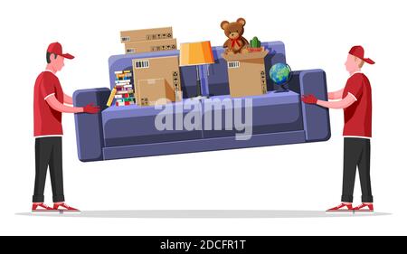 Lieferung Charakter Mann Movers tragen Sofa mit Haushaltsgegenständen. Träger tragen Couch isoliert. Umzugsfirma mit Ladern und Möbeln. Delivery Relocation Service. Flache Vektorgrafik Stock Vektor