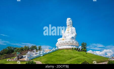 Große Statue der Guanyin Göttin im Huay Pla Kung Tempel, Chiang Rai, Thailand Stockfoto