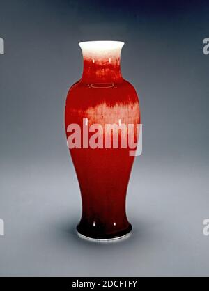 Chinesische Qing-Dynastie, (Künstler), Vase, genannt "die Flamme", Anfang des 18. Jahrhunderts, Porzellan mit Oxblood Glasur, insgesamt: 43.8 x 17.8 cm (17 1/4 x 7 Zoll Stockfoto