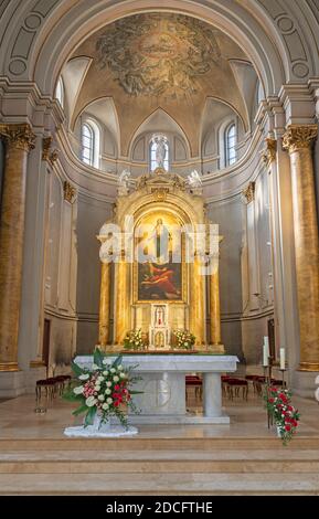 WIEN, AUSTIRA - 22. OKTOBER 2020: Das Presbyterium der Kirche St. Johannes der Evangelst. Stockfoto