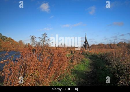 Ein öffentlicher Fußweg vorbei an Clayrack Drainage Mill am Fluss Ant auf den Norfolk Broads in How Hill, Ludham, Norfolk, England, Vereinigtes Königreich. Stockfoto