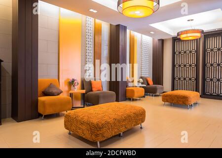 Moderne Tisch- und Sofagarnitur in hellen Farben Stockfoto