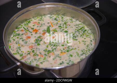 Ciorba Radauteana , eine typische saure Hühnersuppe, ursprünglich aus der Stadt Radauti, in der historischen Region Bukowina, Rumänien Stockfoto