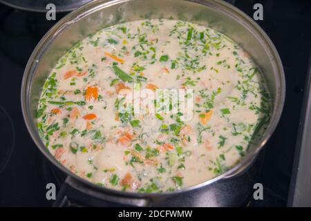 Ciorba Radauteana , eine typische saure Hühnersuppe, ursprünglich aus der Stadt Radauti, in der historischen Region Bukowina, Rumänien Stockfoto
