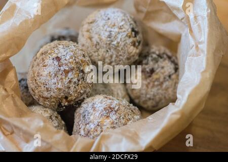 Date Energy Bites, eine gesunde vegane rohe süße Kugeln mit Datteln, Nüssen und Kokospulver Stockfoto