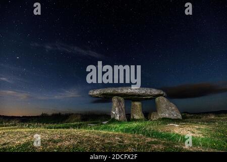 Lanyon Quoit mit Sternen; Nachtzeit; Cornwall; Großbritannien Stockfoto