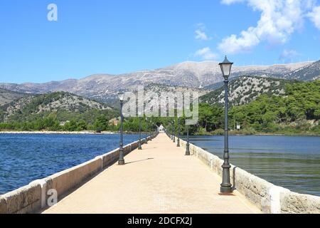 Der Blick entlang der De Bosset Brücke (ehemals Drapano Brücke) auf die griechische Insel Kefalonia. Die Brücke überspannt die Koutavos Lagune in Argostoli. Stockfoto