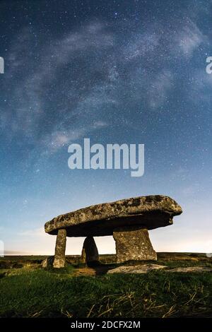 Lanyon Quoit at Night with Stars; Cornwall; Großbritannien Stockfoto