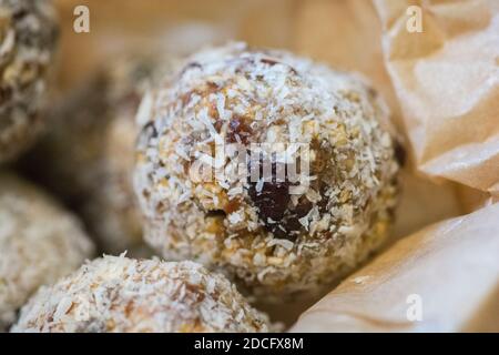 Date Energy Bites, eine gesunde vegane rohe süße Kugeln mit Datteln, Nüssen und Kokospulver Stockfoto