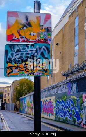 Straßenschilder und Wände mit Graffiti in der Gray Eagle Street, Shoreditch, East London, Großbritannien Stockfoto