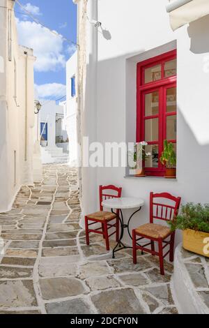 Blick auf die weiß getünchte Straße mit typisch griechischer Architektur in Lefkes Dorf auf Paros Insel, Kykladen, Griechenland Stockfoto