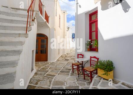 Blick auf die weiß getünchte Straße mit typisch griechischer Architektur in Lefkes Dorf auf Paros Insel, Kykladen, Griechenland Stockfoto